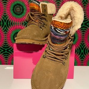 BearPaw comfy cozy 🌈 sherpa-lined booties. Never worn.❤️🧡You’ll love them!💚💜